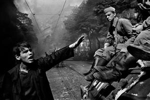 Invasion68Prague_Koudelka