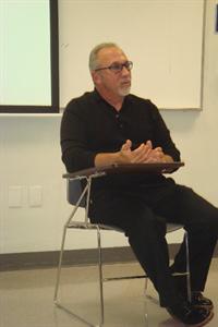 Emilio_Estefan_Sch_of_Biz_Visit-alt