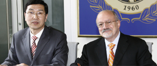 Dong Gang, president of Tianjin Professional College, and Miami Dade College President