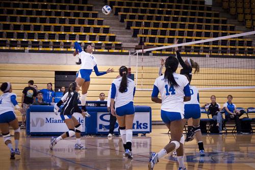 Miami Dade College playing against Broward College in volleyball