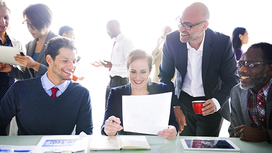 Empleados felices que disfrutan de los beneficios de una cultura inspirada en el lugar de trabajo