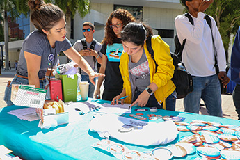 Students interested in changemaking organizations signing up 