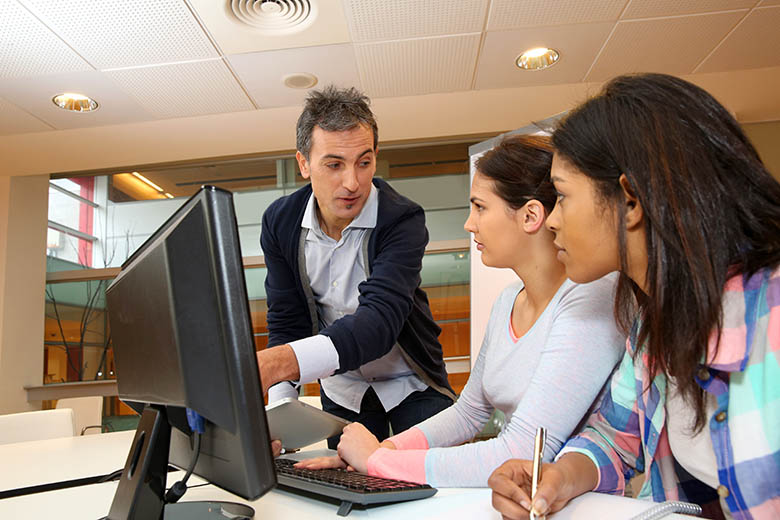 Trainer working in class with students